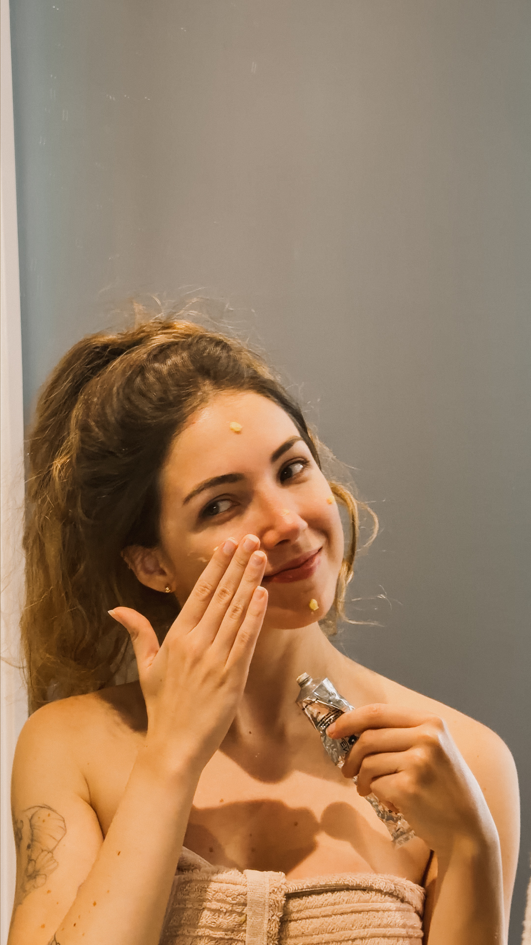 Nicole aplicando skincare