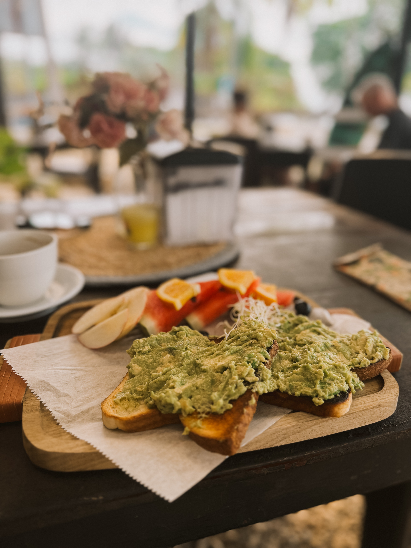 Café da manhã plant based à beira-mar
